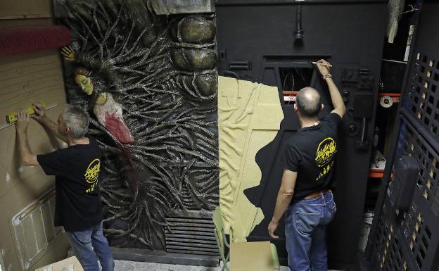 Imagen principal - Arriba, preparación de la próxima exhibición sobre la saga 'Alien' con una de las escenas de personajes atrapados por la criatura. Abajo, busto de Sigourney Weaver en pleno proceso de creación de los rasgos de la actriz y figura terminada del xenoformo. 