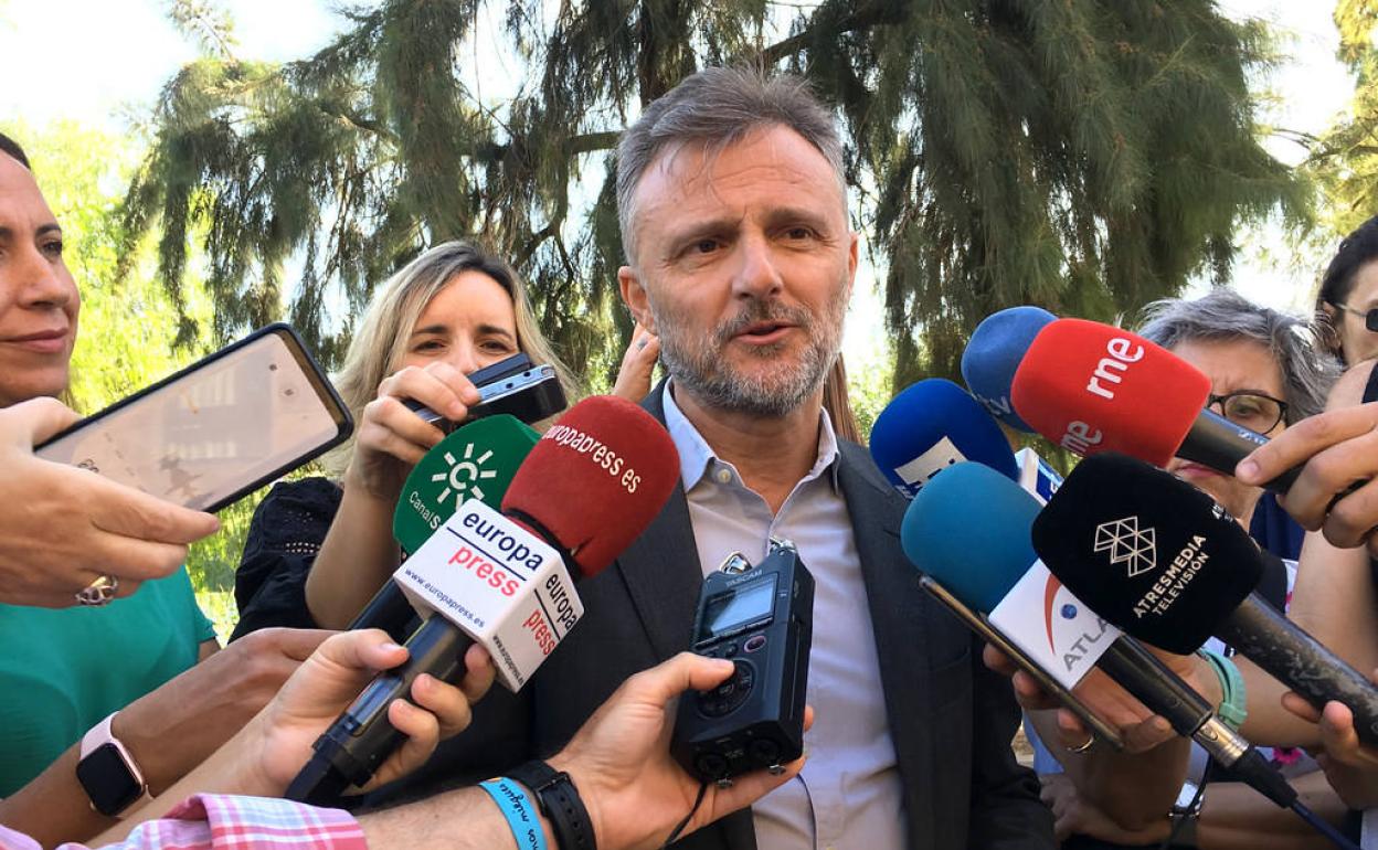 El PSOE-A denuncia el «caos educativo» en el arranque del curso escolar con 700 profesores y 400 unidades menos