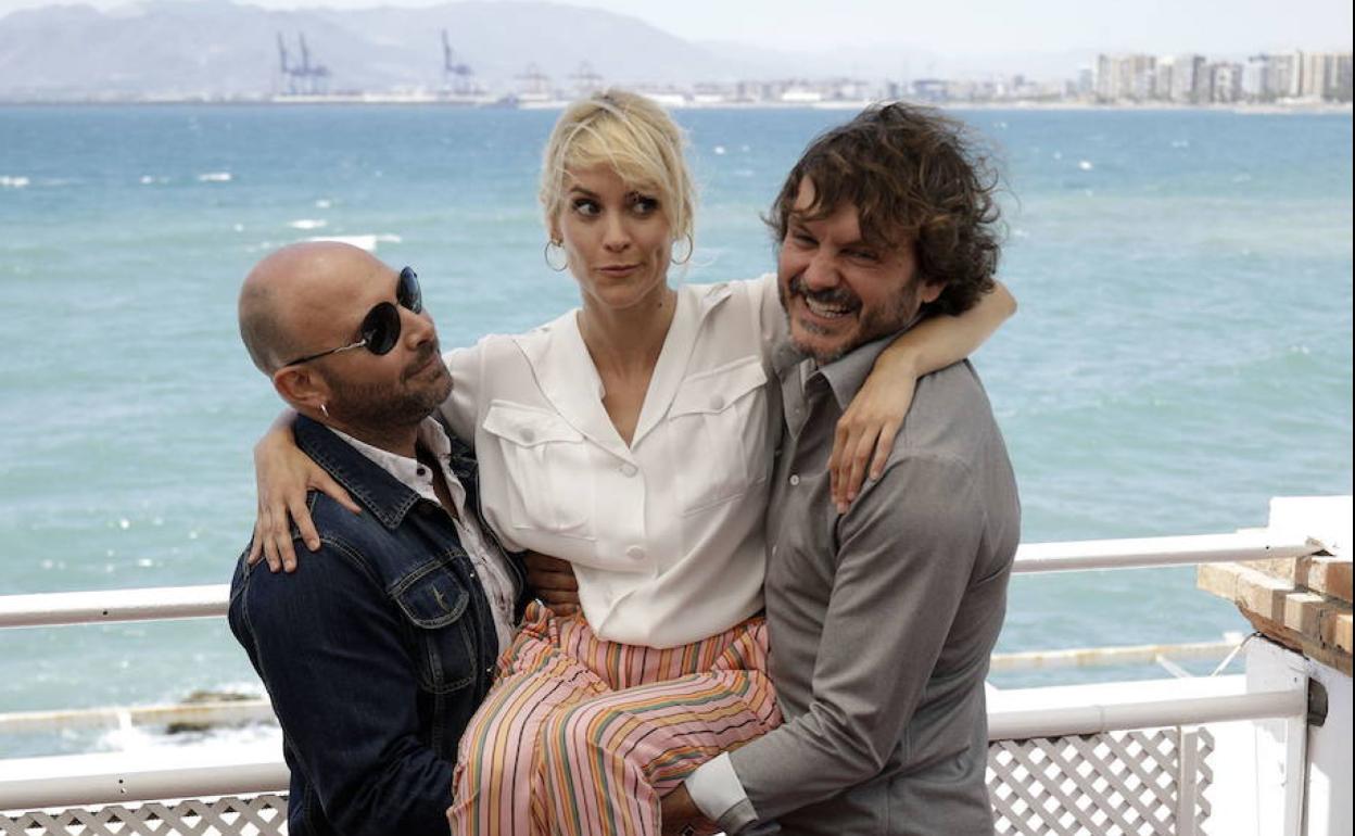 Vicente Romero, Maggie Civantos y Salva Reina, los tres actores posan delante del cuarto protagonista de la serie: la ciudad de Málaga.