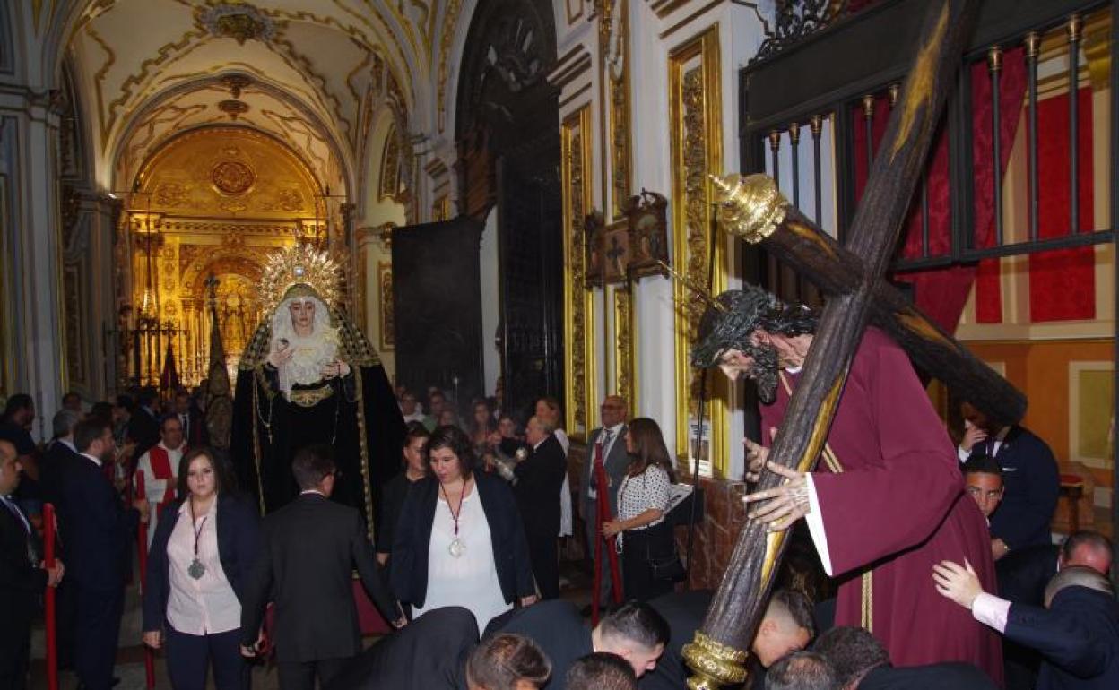 Las imágenes titulares de la Cofradía de Viñeros han sido trasladadas en andas a los Santos Mártires. 