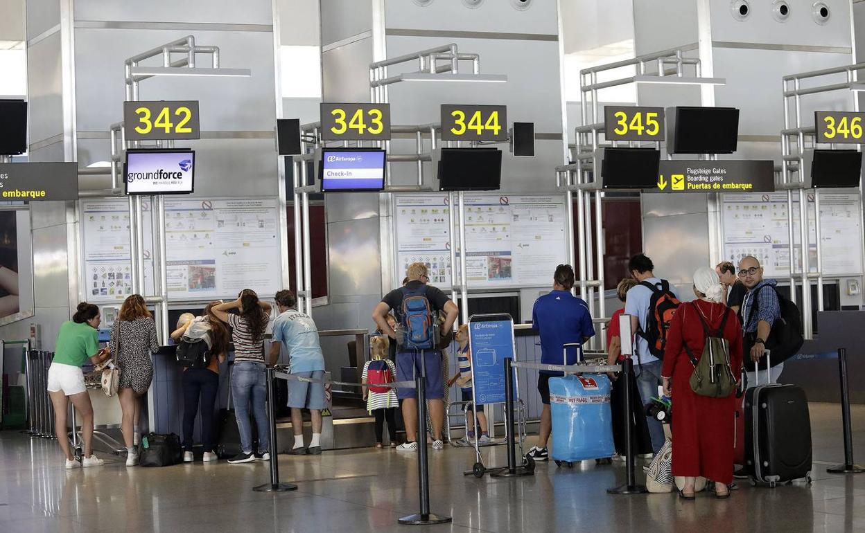 Vista de los mostradores de facturación del aeropuerto de Málaga. 