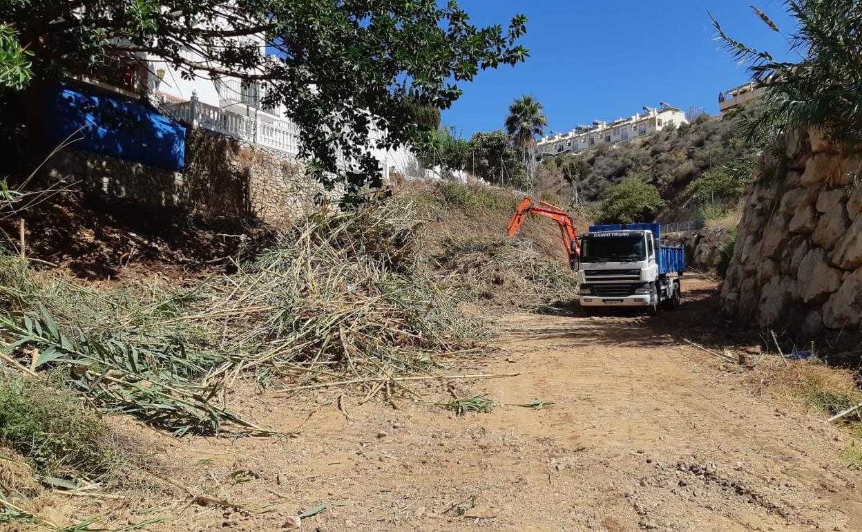 Imagen de los trabajos de limpieza en uno de los arroyos del municipio. 