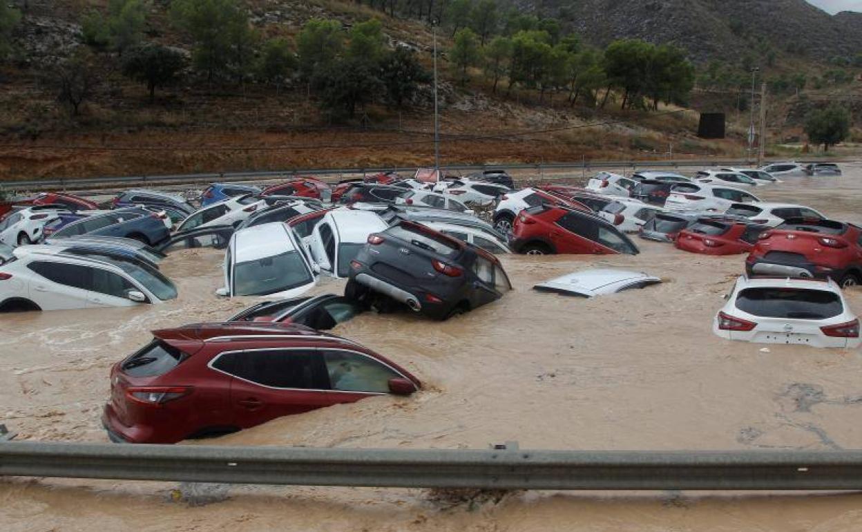 Cientos de coches permanecen inundados tras el paso de la gota fría en un depósito de vehículos en Orihuela (Alicante)