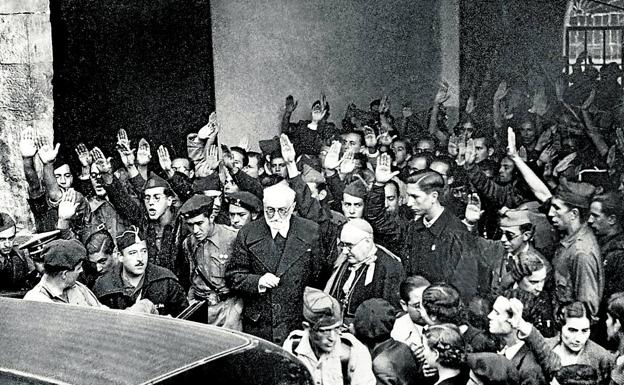 Unamuno saliendo del Paraninfo.