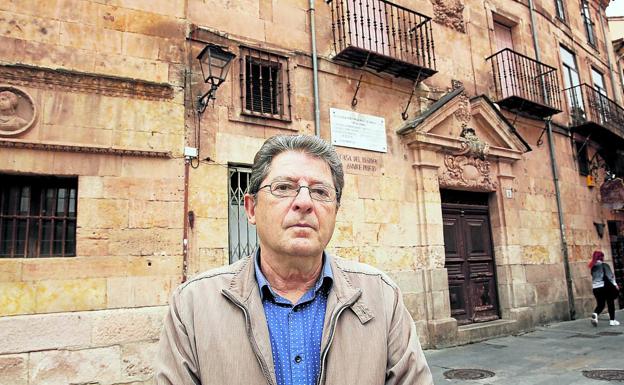 Pablo Unamuno posa ante la casa donde murió su abuelo. 