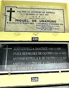 Imagen secundaria 2 - En el casino. Busto de Unamuno realizado por Agustín Casillas. Debajo, el rincón favorito del escritor en el local. Y nichos de la famimlia.