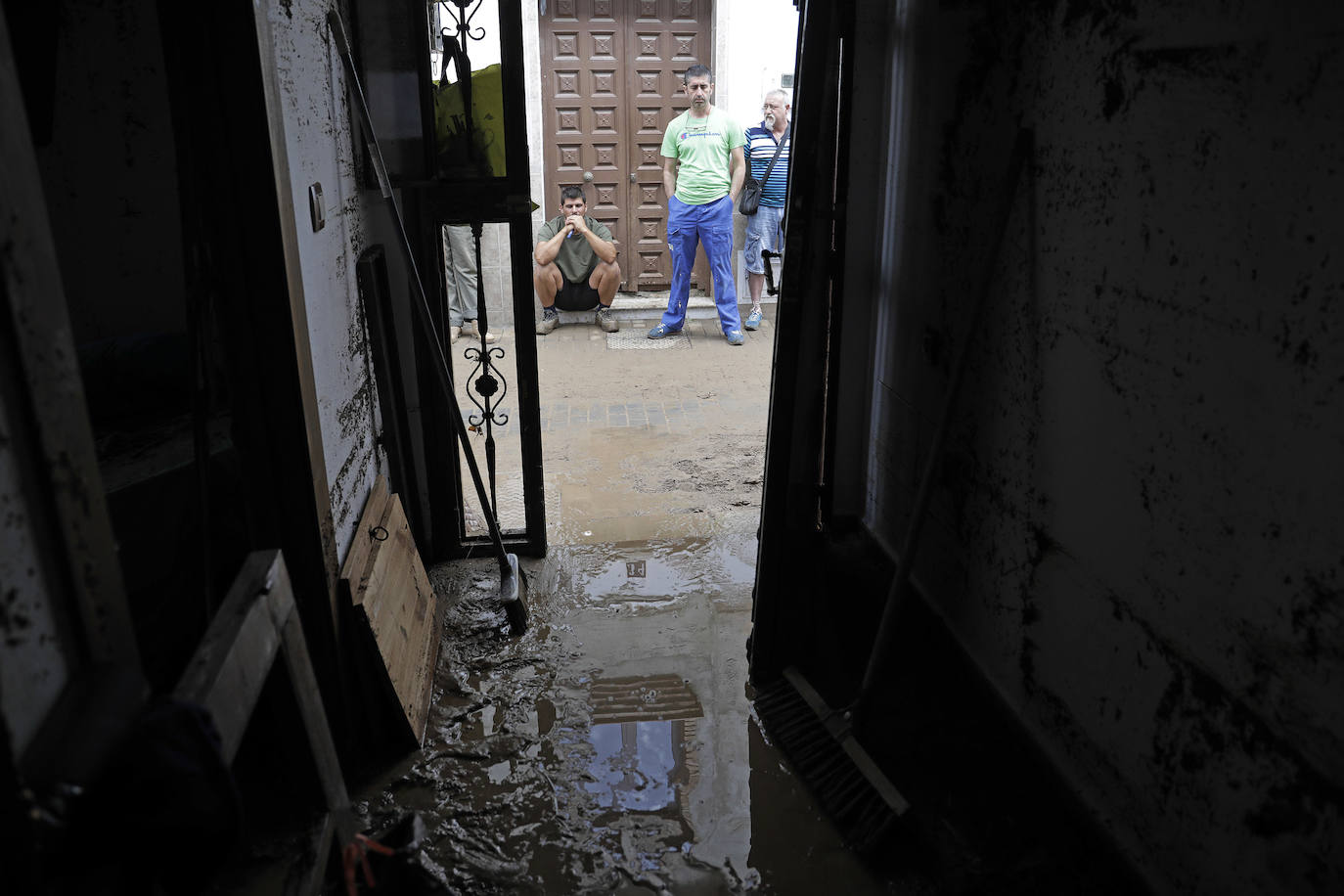 La gota fría deja en ruinas la casa de una pareja de Alhaurín el Grande al desprenderse un muro de contención que descargó contra su patio.