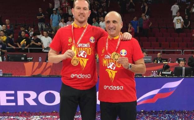 Carlos Salas y Enrique Salinas posan con sus medallas de oro.