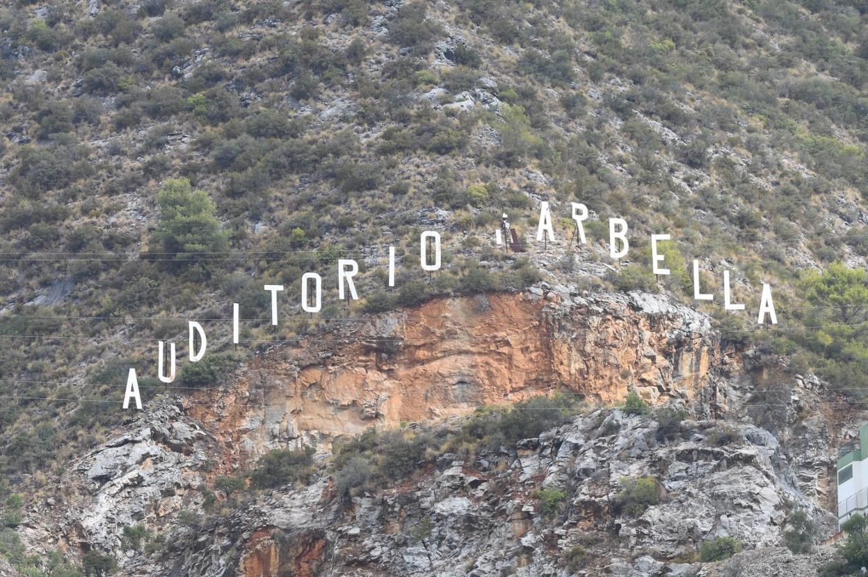 Estado actual de las letras metálicas que forman la marca 'Auditorio Marbella' en la Cantera de Nagüeles, muchas de ellas deterioradas.