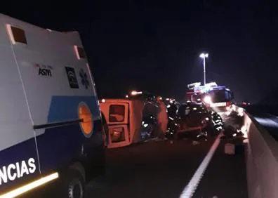 Imagen secundaria 1 - Una fallecida y al menos tres heridos en un aparatoso accidente en Las Pedrizas de Málaga