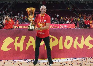 Imagen secundaria 1 - Los malagueños muestran sus medallas y posan con la copa de campeones del mundo. 