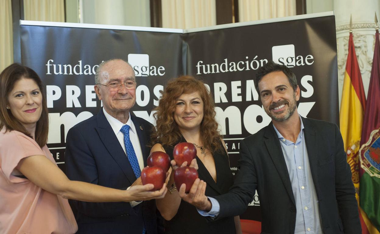 Noelia Losada, Francisco de la Torre, Pilar Jurado y Juan Ramón Arnaiz sostienen la manzana símbolo de los Premios Max .