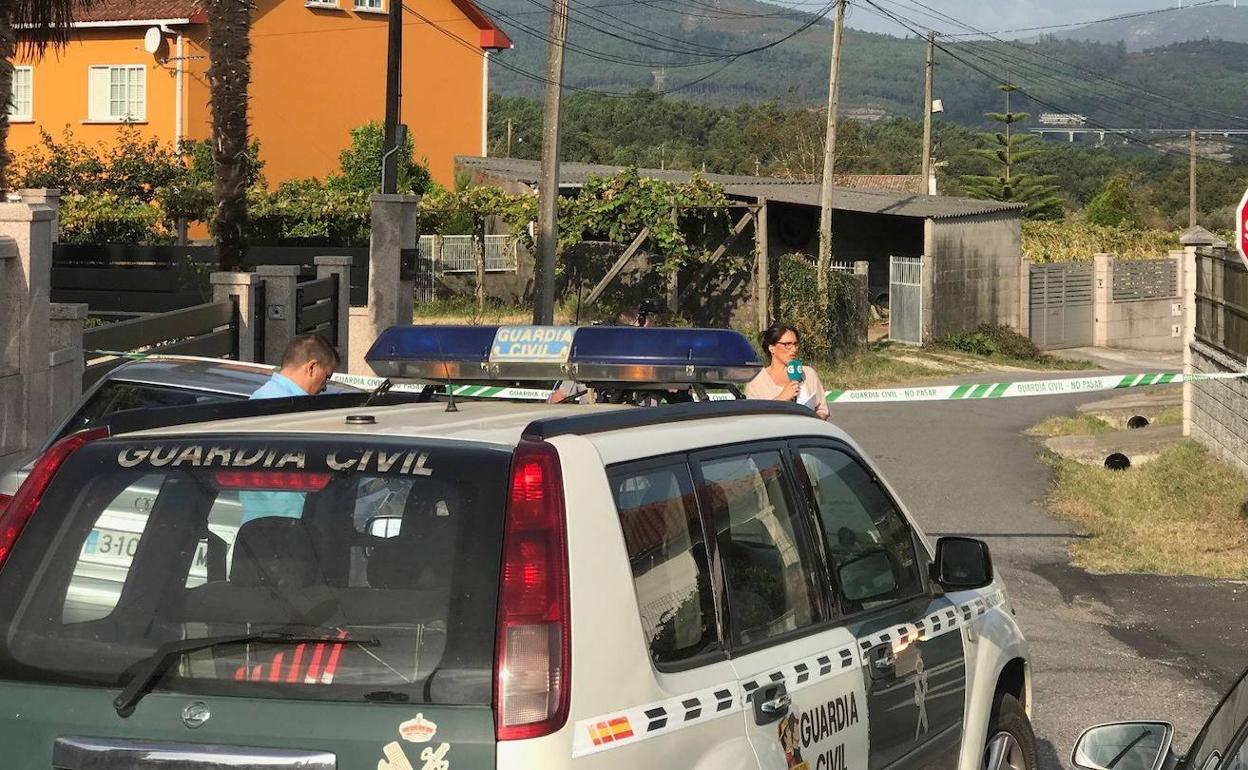 Calle precintada por la Guardia Civil, donde ha tenido lugar el triple crimen en la localidad gallega de Valga, en Pontevedra.