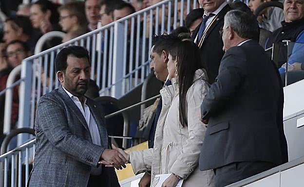 El jeque Al-Thani, en el palco de La Rosaleda. 