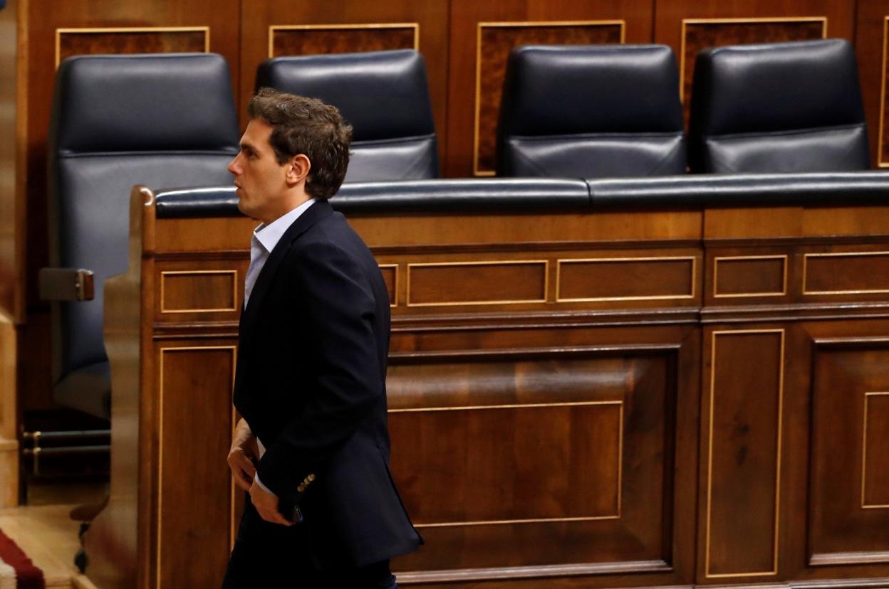 Rivera abandona el hemiciclo tras el control al Gobierno. ::  Ballesteros / EFE