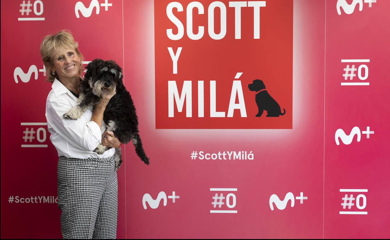 Mercedes Milá con su inseparable schnauzer de cinco años.