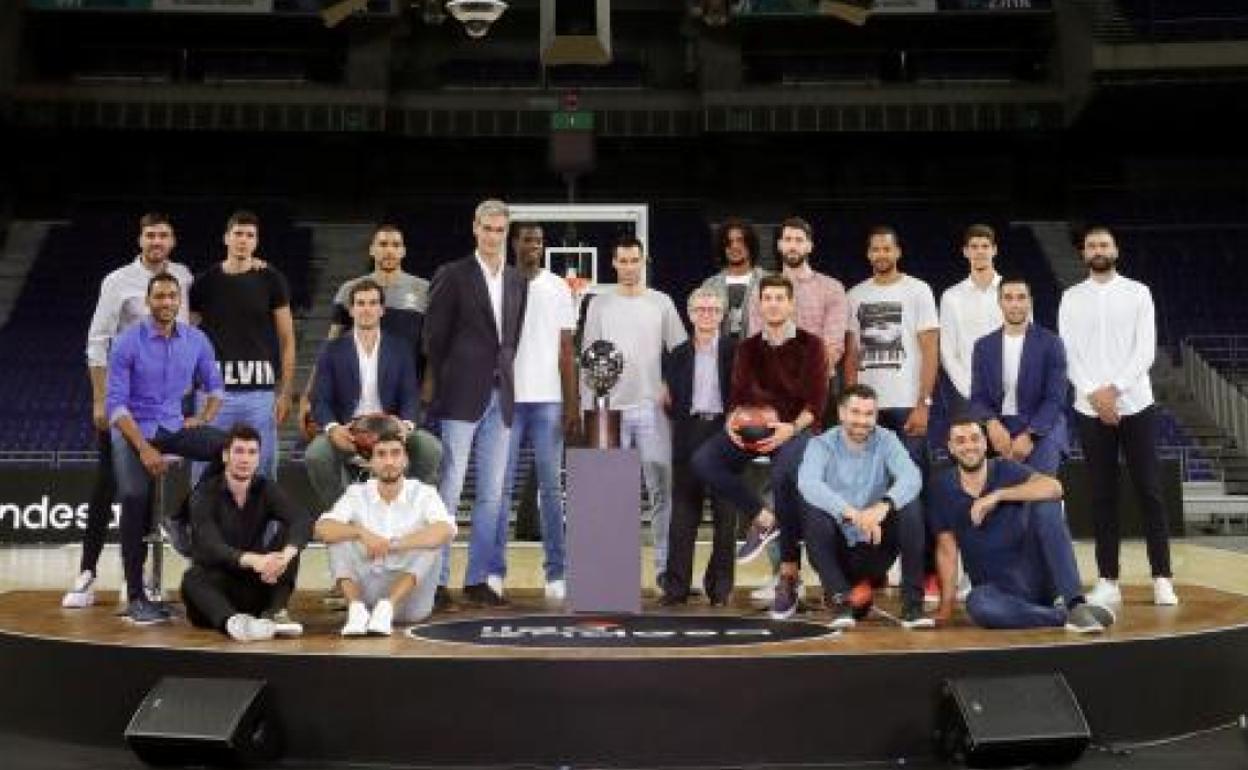 Jugadores de los 18 equipos de la Liga posan con el presidente de la ACB, Antonio Martín, y el jefe de comunicación de Endesa. 