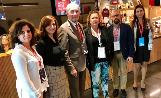 Las profesoras de la UMA Pilar Alcarcón y Ana Casado, con el alcalde Francisco de la Torre, Yolanda Aguilar, Paula Morales y José Antonio Colón, del Palacio de Ferias. 