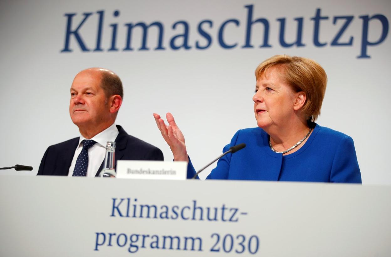La canciller Angela Merkel y el ministro Olaf Scholz. :: reuters
