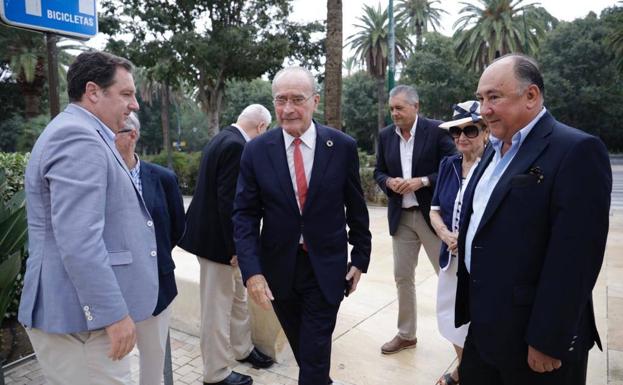 Imagen principal - Arriba, el alcalde de Málaga, Francisco de la Torre, se dirige a la reunión. Abajo, a la izquierda, Javier Imbroda, llegando al Ayuntamiento. A la derecha, otro momento del encuentro. 