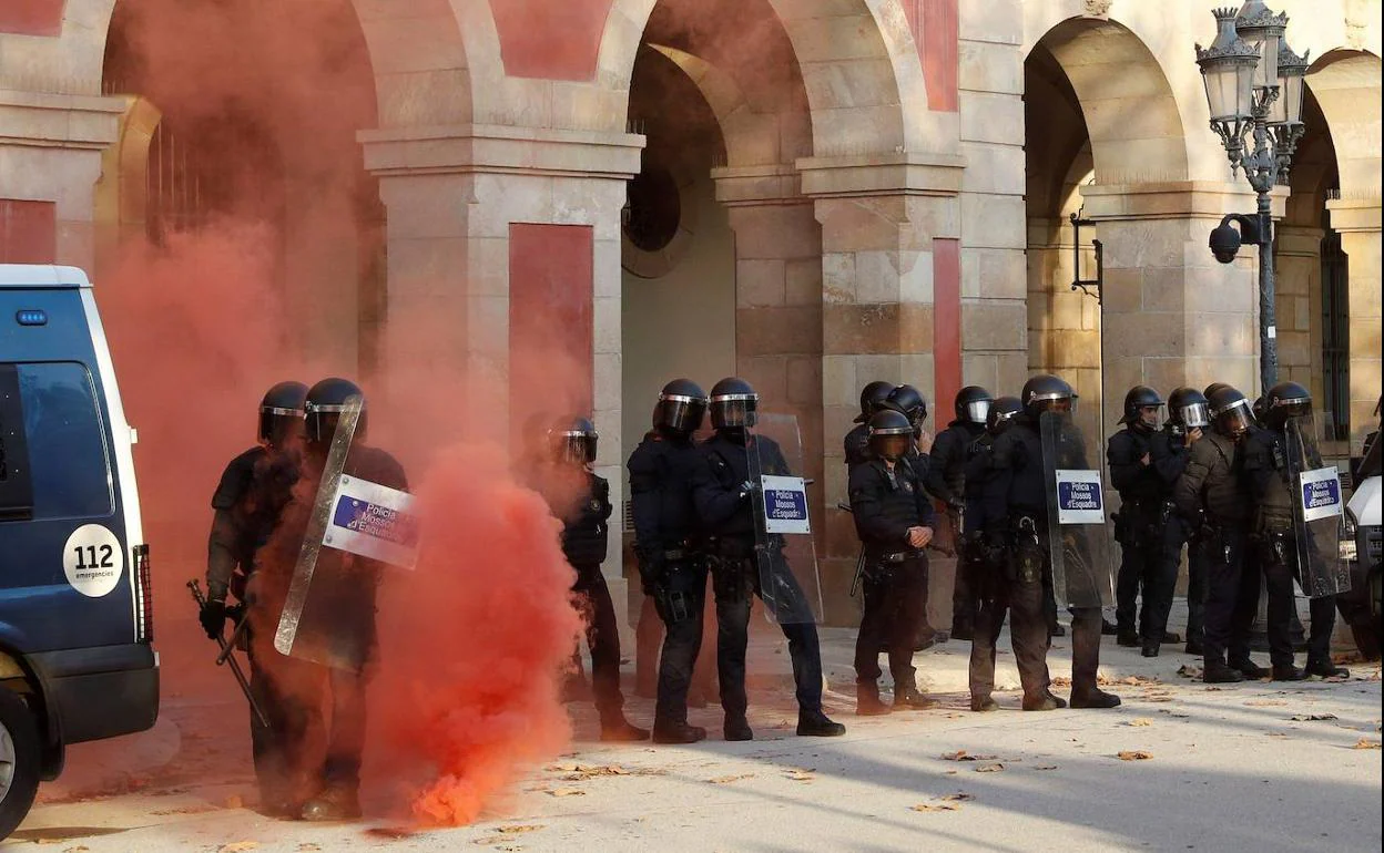 Los Mossos se arman para un otoño catalán caliente