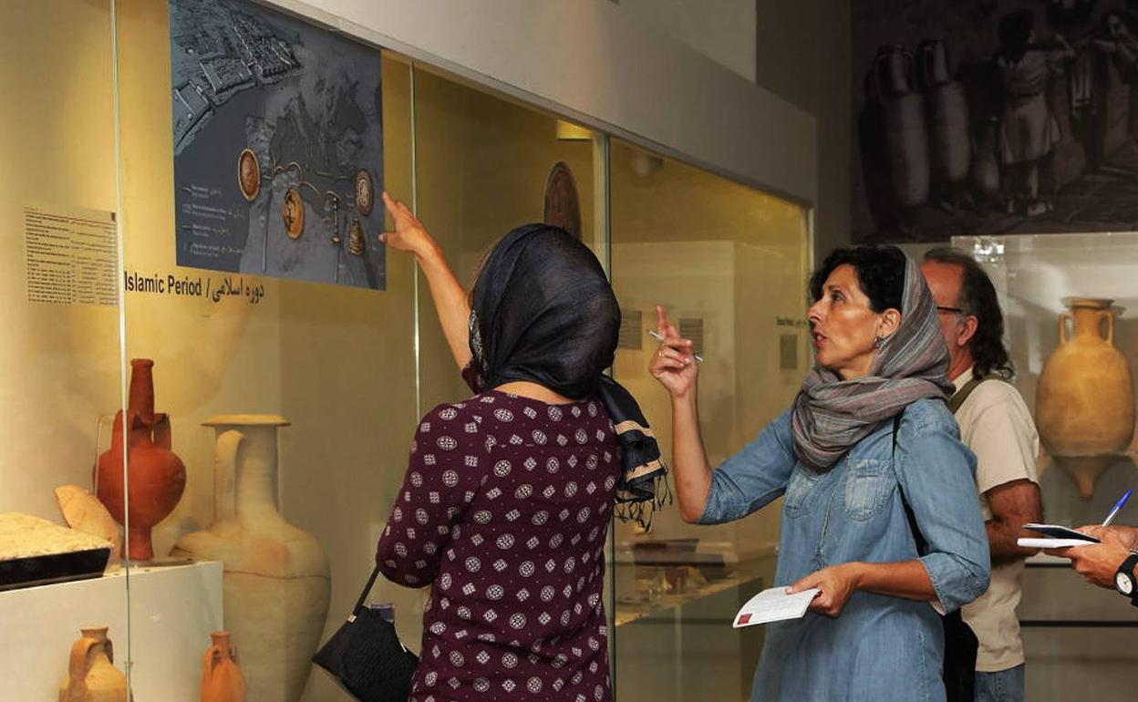 Varios visitantes contemplan las piezas del Museo Arqueológico de la Diputación de Alicante expuestas en Teherán.