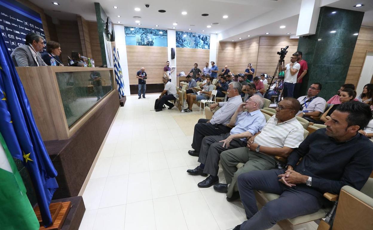 Panorámica de la sala de prensa Juan Cortés de La Rosaleda durante la rueda de prensa. 