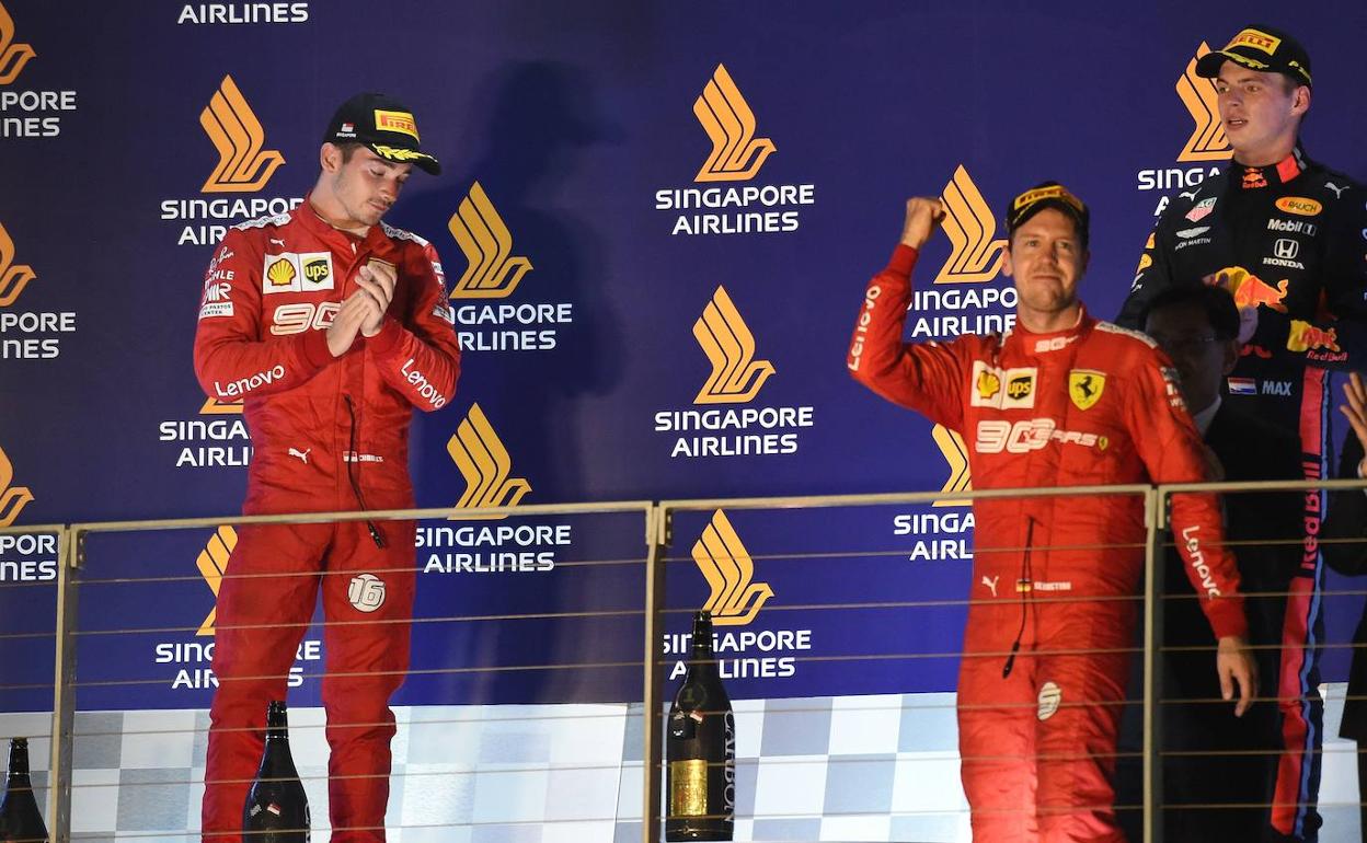 Un feliz Sebastian Vettel y un Charles Leclerc con cara de ciscunstancias. 