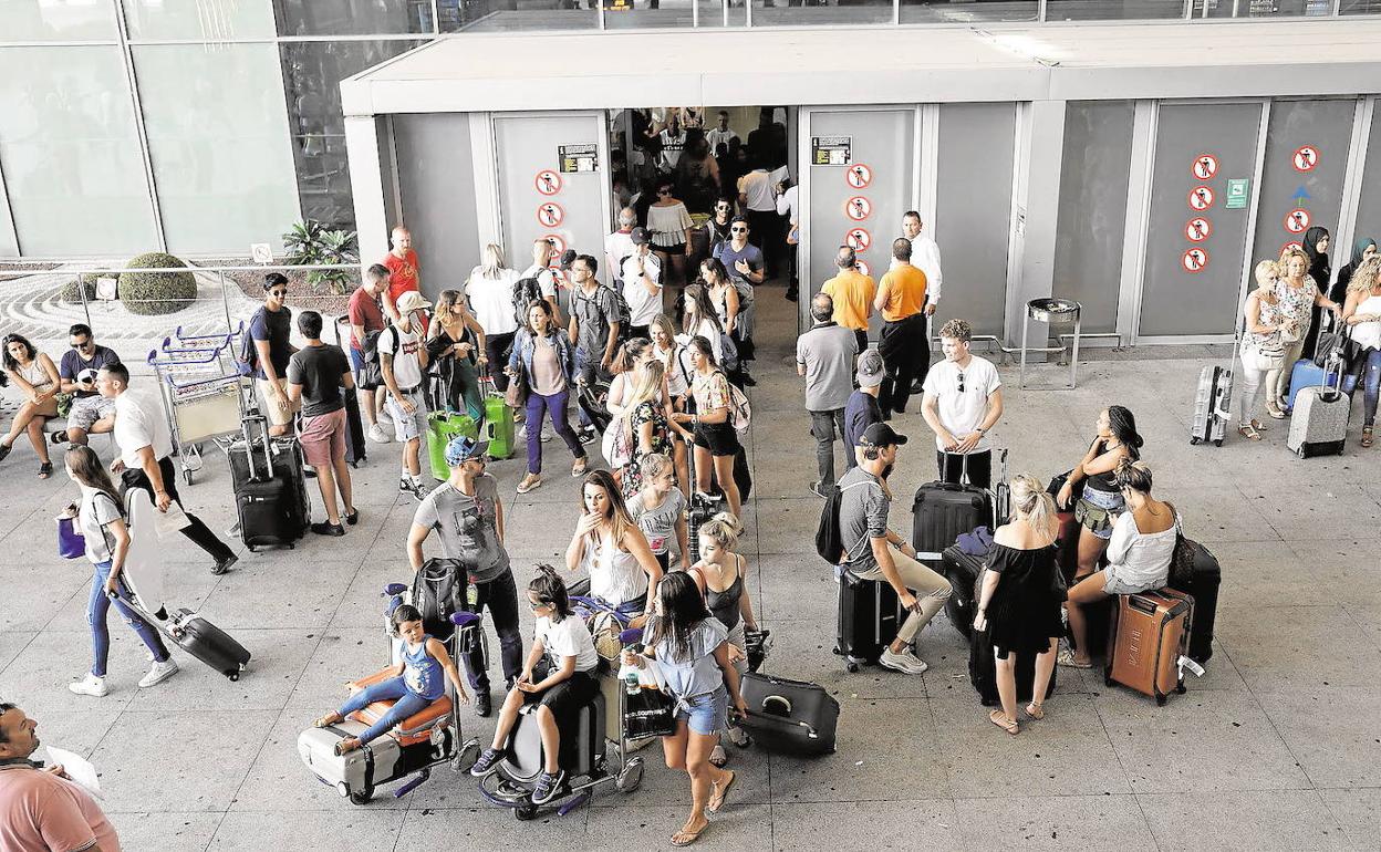 Imagen de archivo de turistas llegando al aeropuerto de Málaga en pleno agosto.