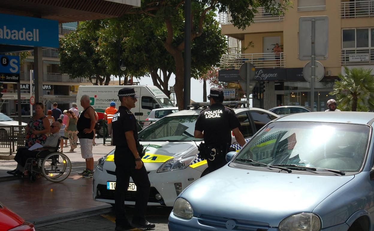 Agentes en el centro de Estepona 