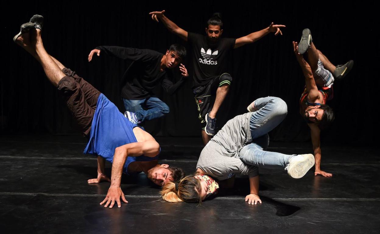 Un grupo de jóvenes practica breakdance en el Centro Cultural Francés de Kabul.