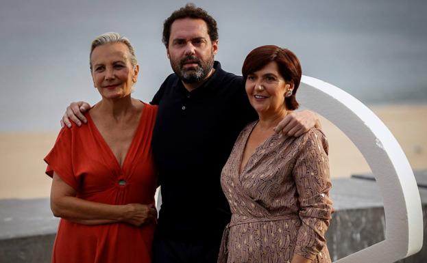 Aitor Gabilondo, showrunner de 'Patria', junto a las actrices Elena Irureta y Ane Gabarain en el Festival de San Sebastián.