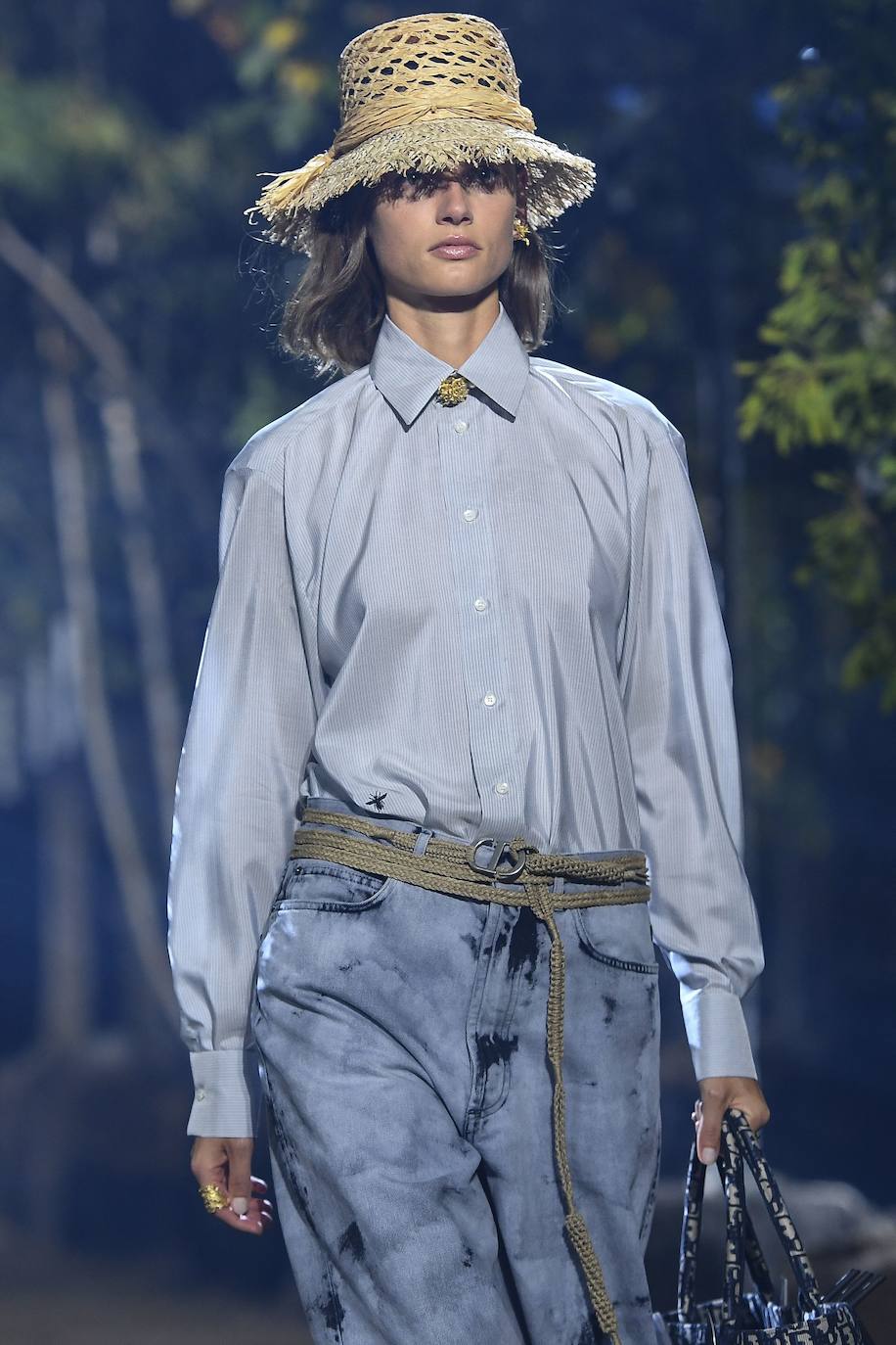 La firma propone un verano en trenzas, sombrero de yute y románticos vestidos con sandalias de esparto: así los llevaremos