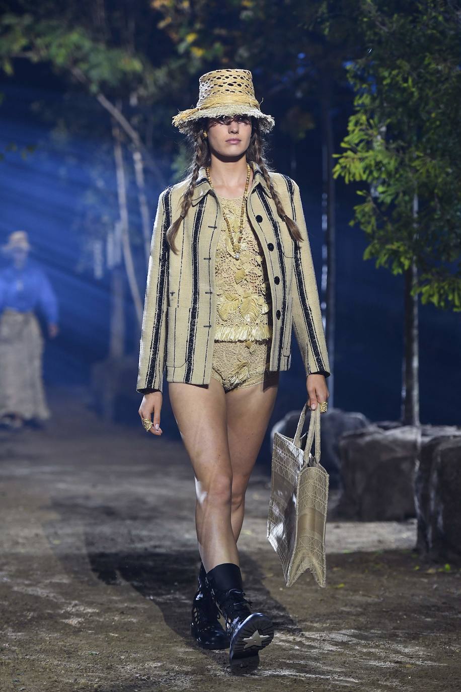 La firma propone un verano en trenzas, sombrero de yute y románticos vestidos con sandalias de esparto: así los llevaremos