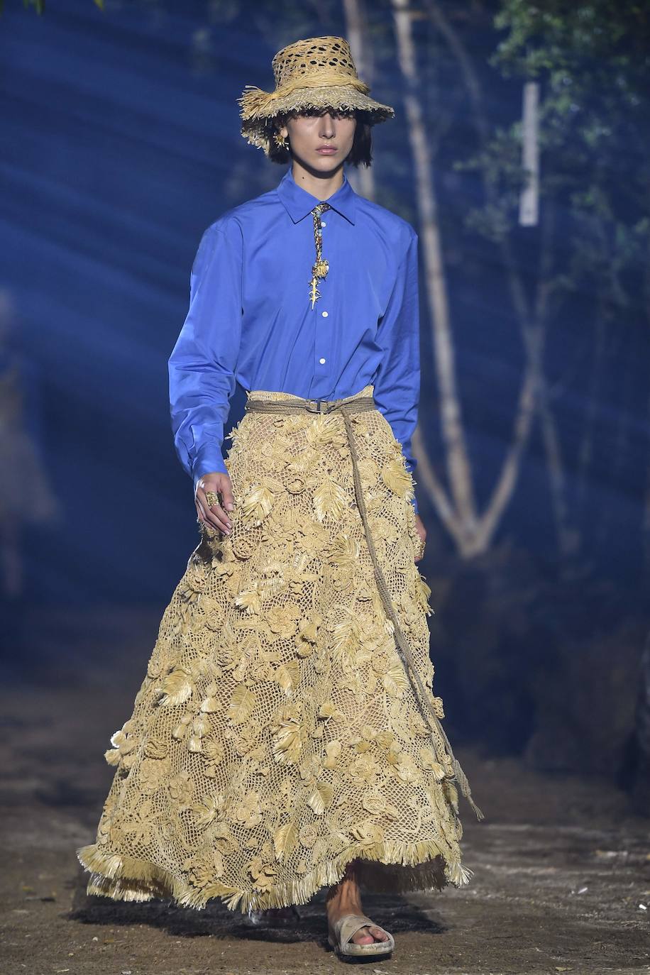 La firma propone un verano en trenzas, sombrero de yute y románticos vestidos con sandalias de esparto: así los llevaremos