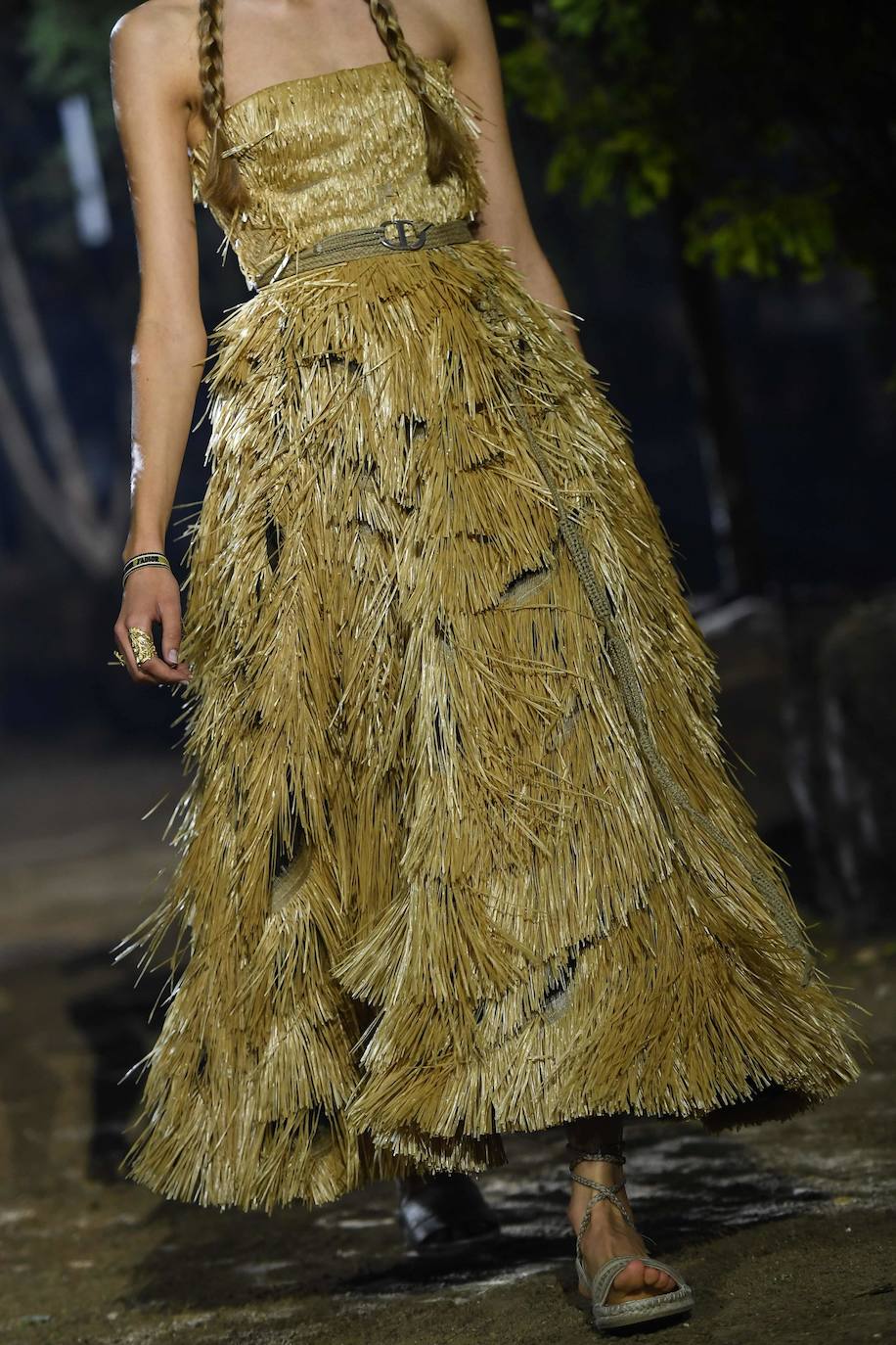 La firma propone un verano en trenzas, sombrero de yute y románticos vestidos con sandalias de esparto: así los llevaremos