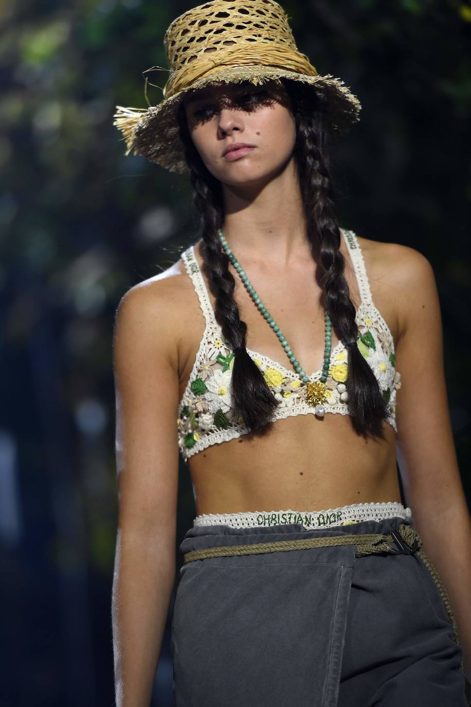 La firma propone un verano en trenzas, sombrero de yute y románticos vestidos con sandalias de esparto: así los llevaremos