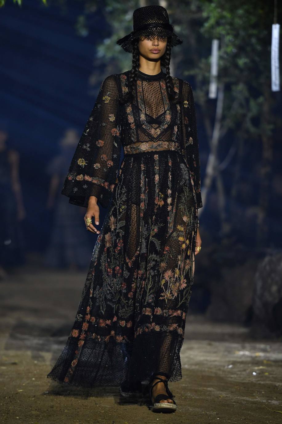 La firma propone un verano en trenzas, sombrero de yute y románticos vestidos con sandalias de esparto: así los llevaremos