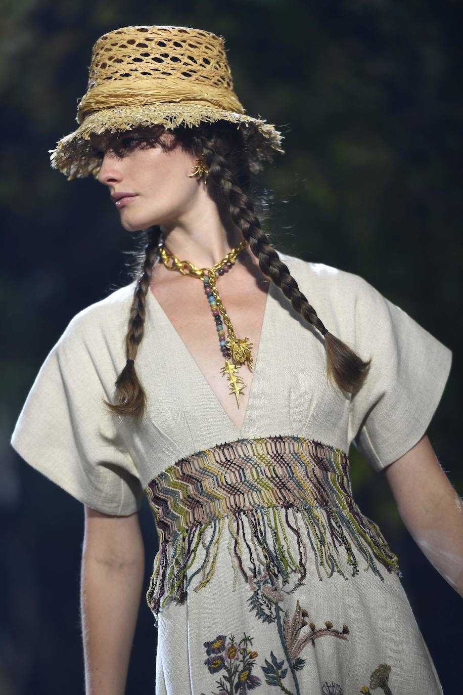 La firma propone un verano en trenzas, sombrero de yute y románticos vestidos con sandalias de esparto: así los llevaremos