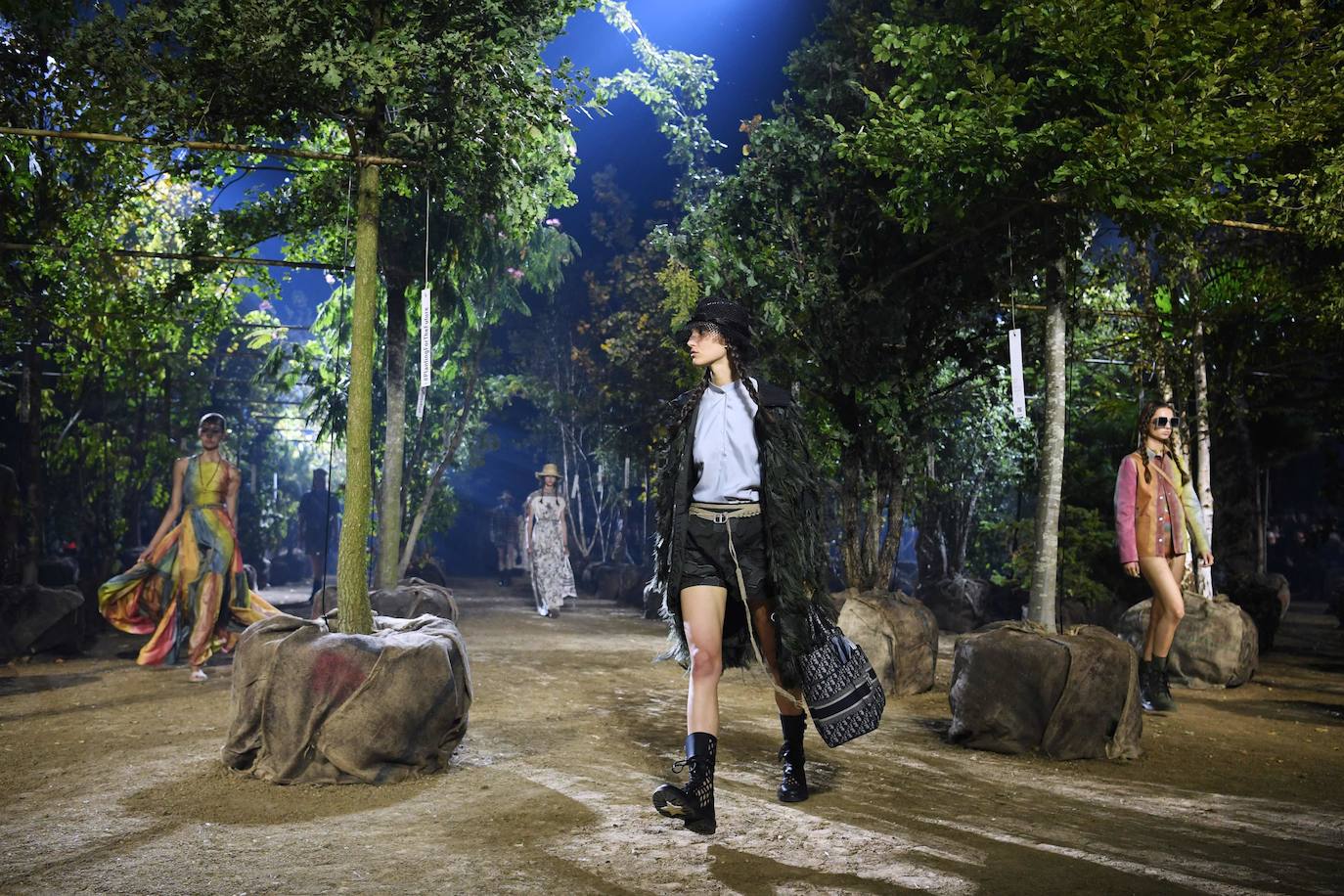 La firma propone un verano en trenzas, sombrero de yute y románticos vestidos con sandalias de esparto: así los llevaremos