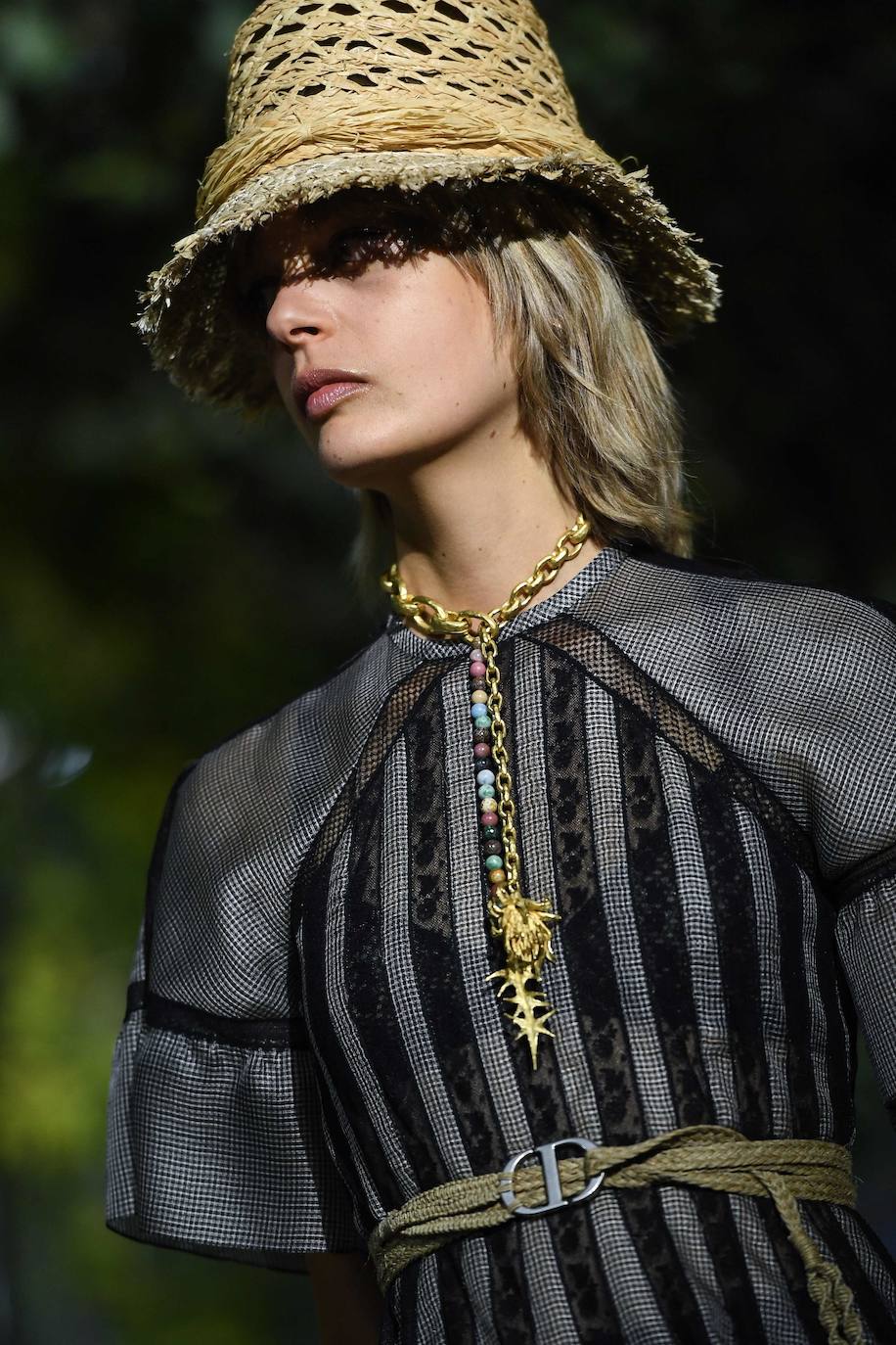 La firma propone un verano en trenzas, sombrero de yute y románticos vestidos con sandalias de esparto: así los llevaremos