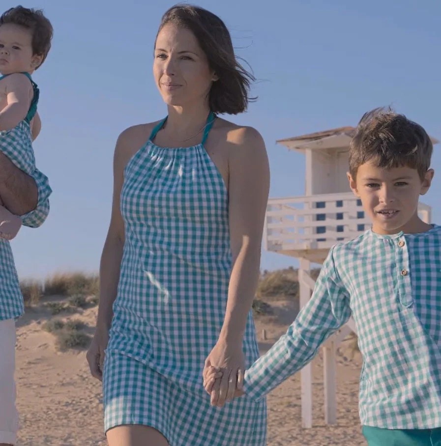La marca española Cotoli ofrece looks coordinados para padres, madres e hijos.