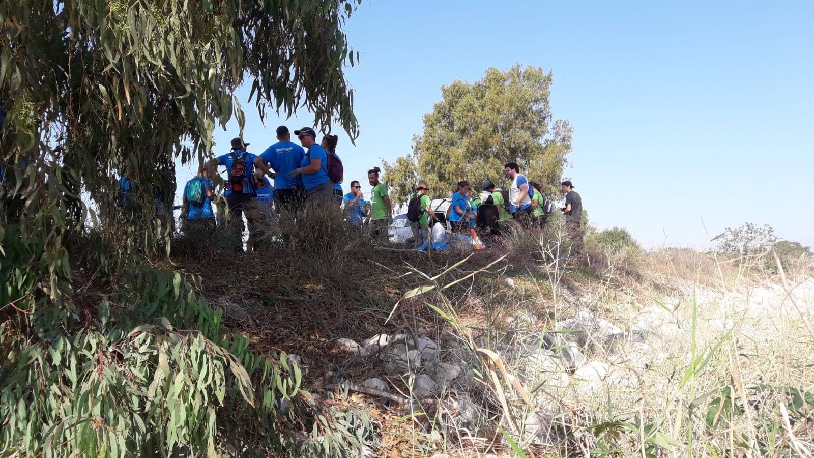 Medio centenar de personas recogen 290 kilos de basura en la desembocadura del río Guadalhorce