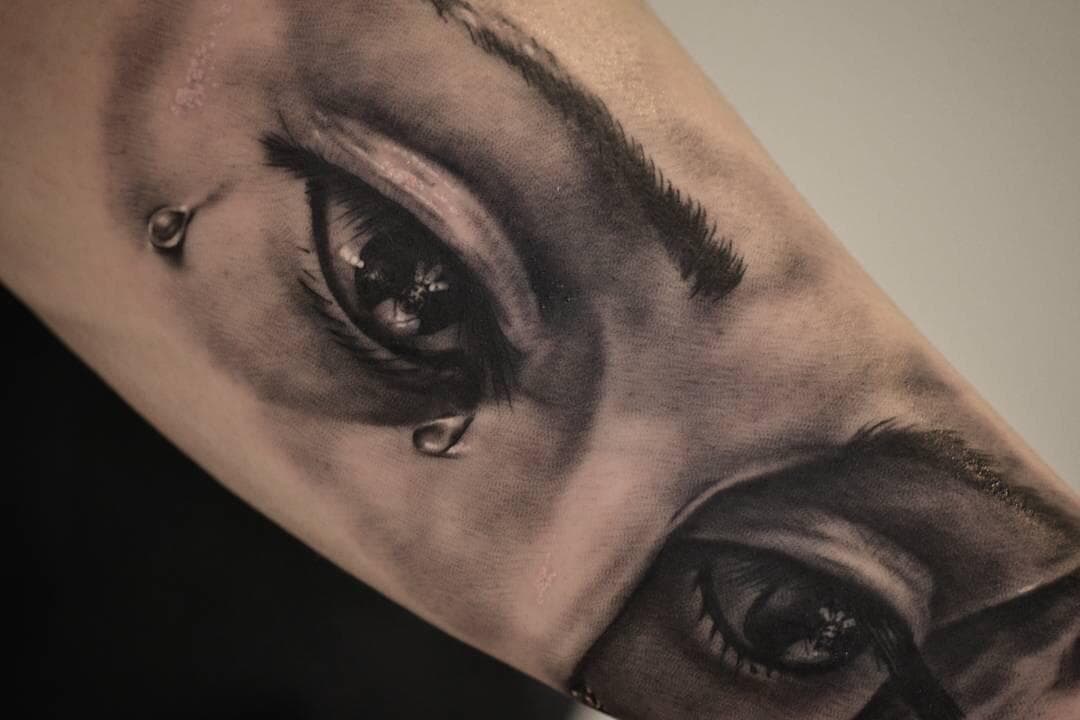 Tatuaje que escenifica los ojos de Trinidad y en sus pupilas el reflejo del Cautivo.