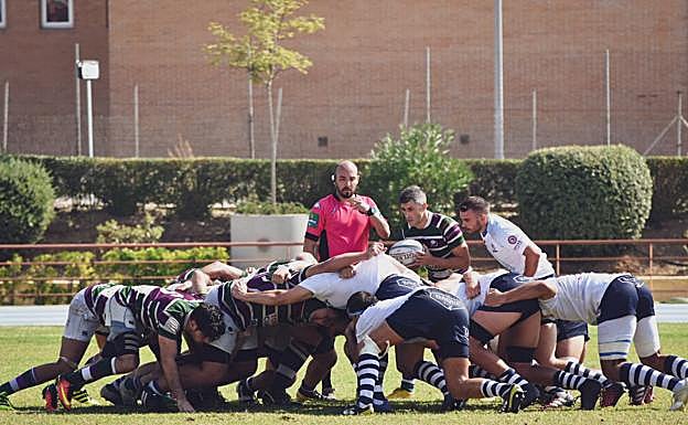 Imagen principal - El Marbella aprovecha su madurez para imponerse en el primer derbi malagueño