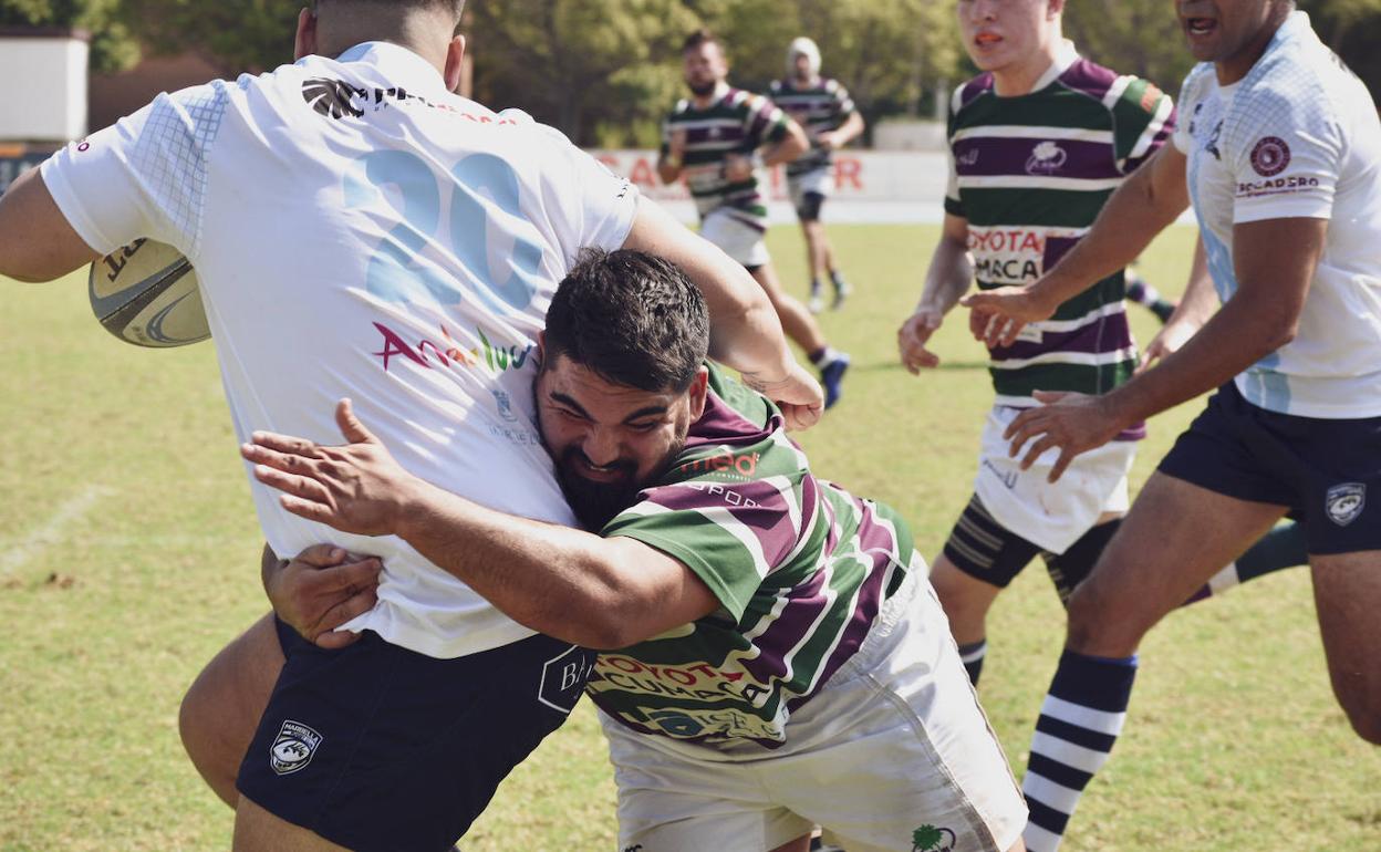 Jugador del C.R. Málaga placando a un adversario. :: 
