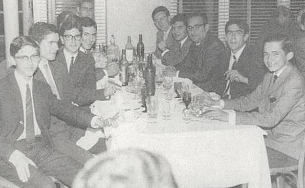 En una celebración con sus alumnos. 