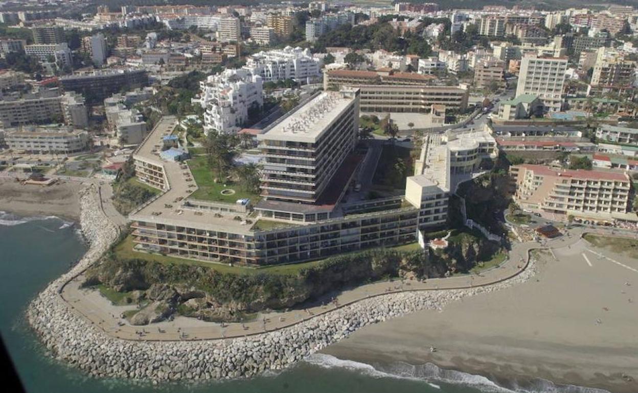 El Castillo de Santa Clara, dominando la bahía de Málaga desde una punta de Torremolinos.