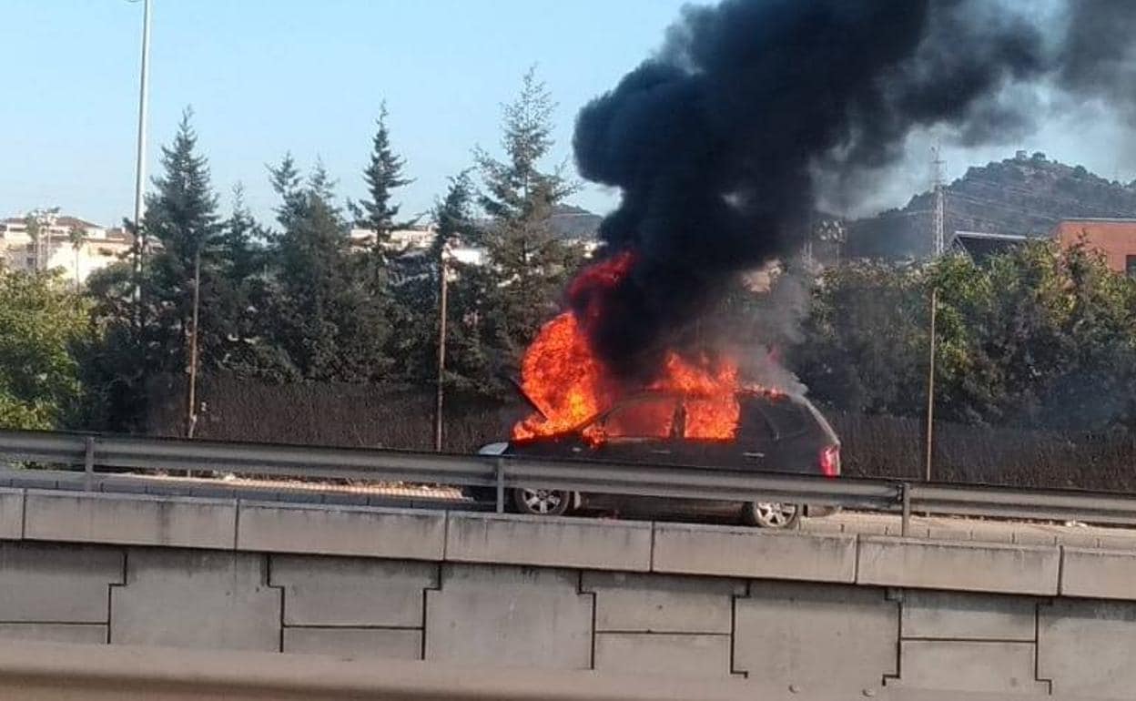 Arde un coche en la A-357 de Málaga a la altura del polígono El Viso