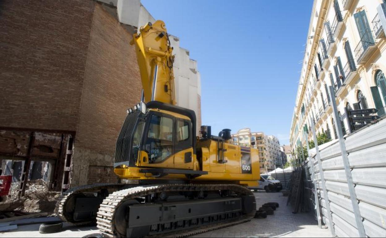 La grúa gigante, esta mañana junto al edificio en la plaza de la Merced. 